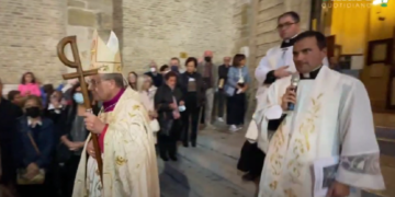 Monsignor Forte: «Città bella e popolo meraviglioso, ma per strada sporcizia inaccettabile»