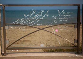 L’arte come azione civica: le crepe sulle vetrate di Vasto Marina “prendono vita”