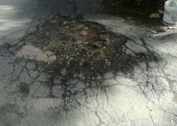 «Strada disastrata e area verde vandalizzata, in via Caio Didio aspettiamo lavori da due anni»