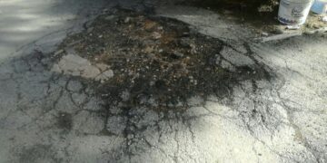 «Strada disastrata e area verde vandalizzata, in via Caio Didio aspettiamo lavori da due anni»