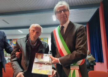Mimì Barbati premiato dal sindaco per l’eroismo dei suoi avi “studenti-soldato”