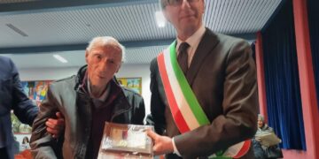 Mimì Barbati premiato dal sindaco per l’eroismo dei suoi avi “studenti-soldato”