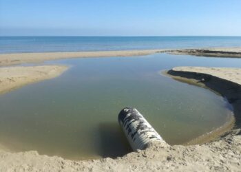 Fosso Marino, la pioggia rompe il tubo di scolo