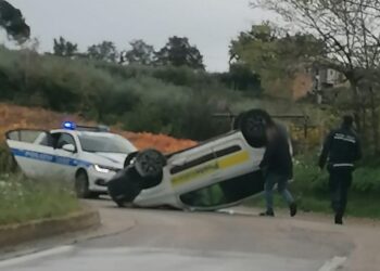 Auto delle Poste si ribalta in via Sant’Onofrio, 27enne illesa