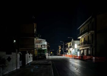 Lampioni che si accendono più tardi e si spengono prima, così San Salvo cerca di risparmiare