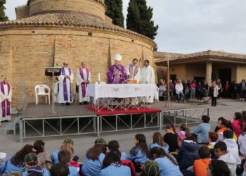 Monsignor Forte commemora i defunti: «Mettiamo amore in ogni gesto della nostra vita»