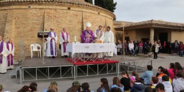 Monsignor Forte commemora i defunti: «Mettiamo amore in ogni gesto della nostra vita»