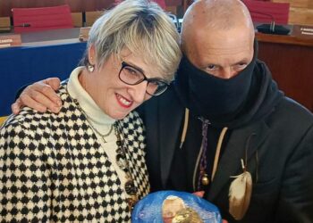 Cinzia Corti incontra il capitano Ultimo: sassi artistici donati all’ufficiale che arrestò Riina