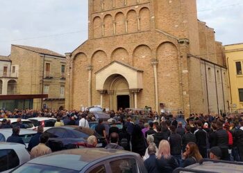 Una piazza San Vitale gremita saluta Antonio Castaldo: «Ciao presidente!»