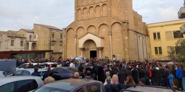 Una piazza San Vitale gremita saluta Antonio Castaldo: «Ciao presidente!»