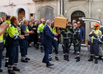 A Scerni l’ultimo saluto a Silvio Milanese: il feretro portato a spalla dai volontari della protezione civile