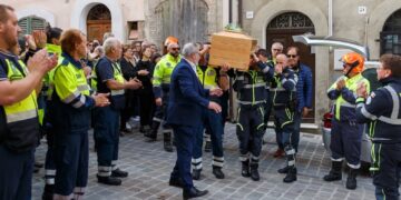 A Scerni l’ultimo saluto a Silvio Milanese: il feretro portato a spalla dai volontari della protezione civile