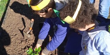 Gli alunni di Guilmi “giardinieri” per un giorno: in paese la frutta è a chilometro 0