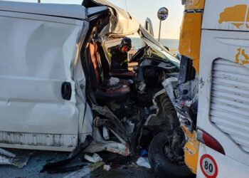 Tamponamento furgone-bus sulla statale 16, due feriti tra le lamiere. Traffico bloccato