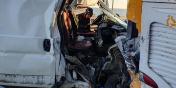 Tamponamento furgone-bus sulla statale 16, due feriti tra le lamiere. Traffico bloccato