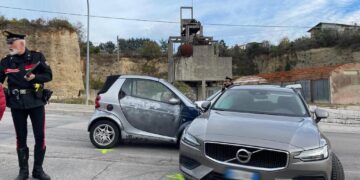 Scontro tra due auto in via per Treglio, ferita una 54enne