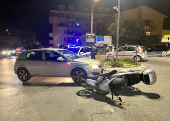 Vasto, incidente alla rotatoria: motociclista 61enne in ospedale