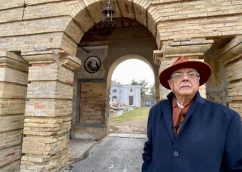Il silenzio e la memoria: col professor Murolo nel cimitero ottocentesco di Vasto