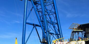 Finisce in mare colpito dal carico della gru di una nave: muore 41enne filippino