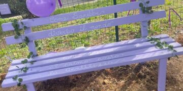 Inaugurata una panchina della “gentilezza” nella villetta di via Ciccarone