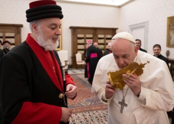 Papa Francesco dona una reliquia di San Tommaso al patriarca della Chiesa assira d’Oriente