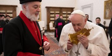 Papa Francesco dona una reliquia di San Tommaso al patriarca della Chiesa assira d’Oriente