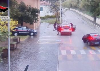Carabinieri sventano rapina all’ufficio postale: in tre fermati in auto e arrestati
