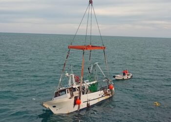 Recuperato il peschereccio affondato, sventato il rischio inquinamento