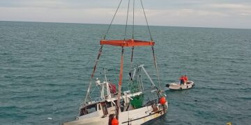 Recuperato il peschereccio affondato, sventato il rischio inquinamento