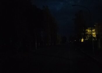 San Salvo al buio per risparmiare, scoppia la polemica. Il Comune: «Cambieremo orari»