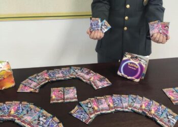 Articoli contraffatti e non sicuri: sequestrate maschere di Halloween e carte Pokemon