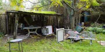 Litorale di Canale, domani iniziano gli sgomberi: via recinzioni, cancelli e casotti