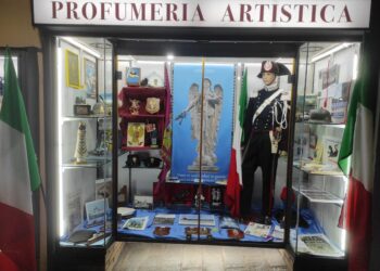 Cimeli delle forze armate in vetrina aspettando le celebrazioni del 4 novembre