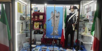 Cimeli delle forze armate in vetrina aspettando le celebrazioni del 4 novembre