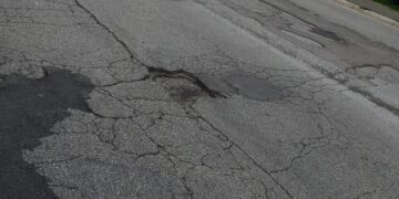 Via del Porto colabrodo: «Il Comune aspetta il Giro d’Italia per intervenire?»