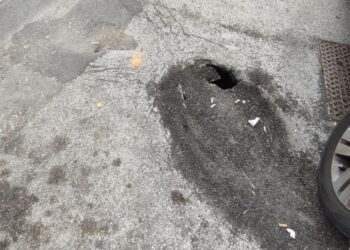 Voragine sulla strada in via Maddalena, i residenti: «Sotto l’asfalto si è creato il vuoto»