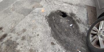 Voragine sulla strada in via Maddalena, i residenti: «Sotto l’asfalto si è creato il vuoto»