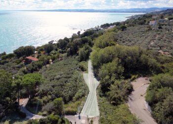 Via le recinzioni dal litorale di Canale: 23 sgomberi. Menna: «Faremo un parco»