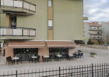 Poliziotti aggrediti in piazza Cuonzo: uomo fermato con il taser