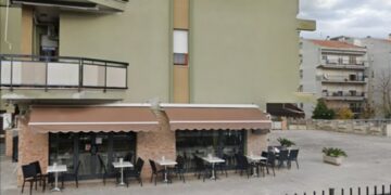 Poliziotti aggrediti in piazza Cuonzo: uomo fermato con il taser