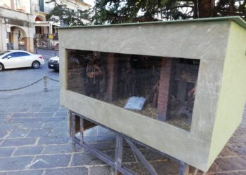 Il presepe di don Giampietro per adornare piazza Plebiscito
