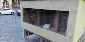 Il presepe di don Giampietro per adornare piazza Plebiscito