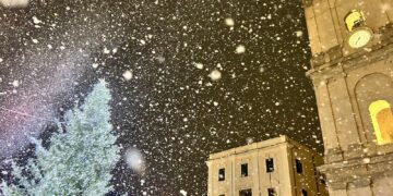 Luci, musica e colori: un successo l’accensione dell’albero in piazza Plebiscito