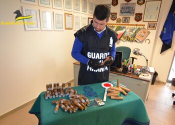 Vende “botti” illegali per Capodanno: petardi sequestrati e denuncia per commercio abusivo