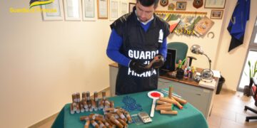 Vende “botti” illegali per Capodanno: petardi sequestrati e denuncia per commercio abusivo