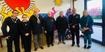 Natale di solidarietà: guardia costiera e Anmi in visita ai piccoli ospiti del Genova Rulli