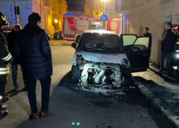 L’auto del sindaco Francesco Menna a fuoco in centro a Vasto, polizia scientifica sul posto