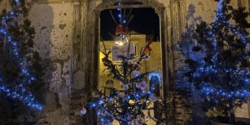Materiali di riciclo e creatività, in centro storico gli alberi decorati dai bambini
