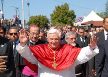 Quella benedizione agli sfollati: l’Abruzzo ricorda Papa Benedetto XVI