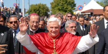 Quella benedizione agli sfollati: l’Abruzzo ricorda Papa Benedetto XVI